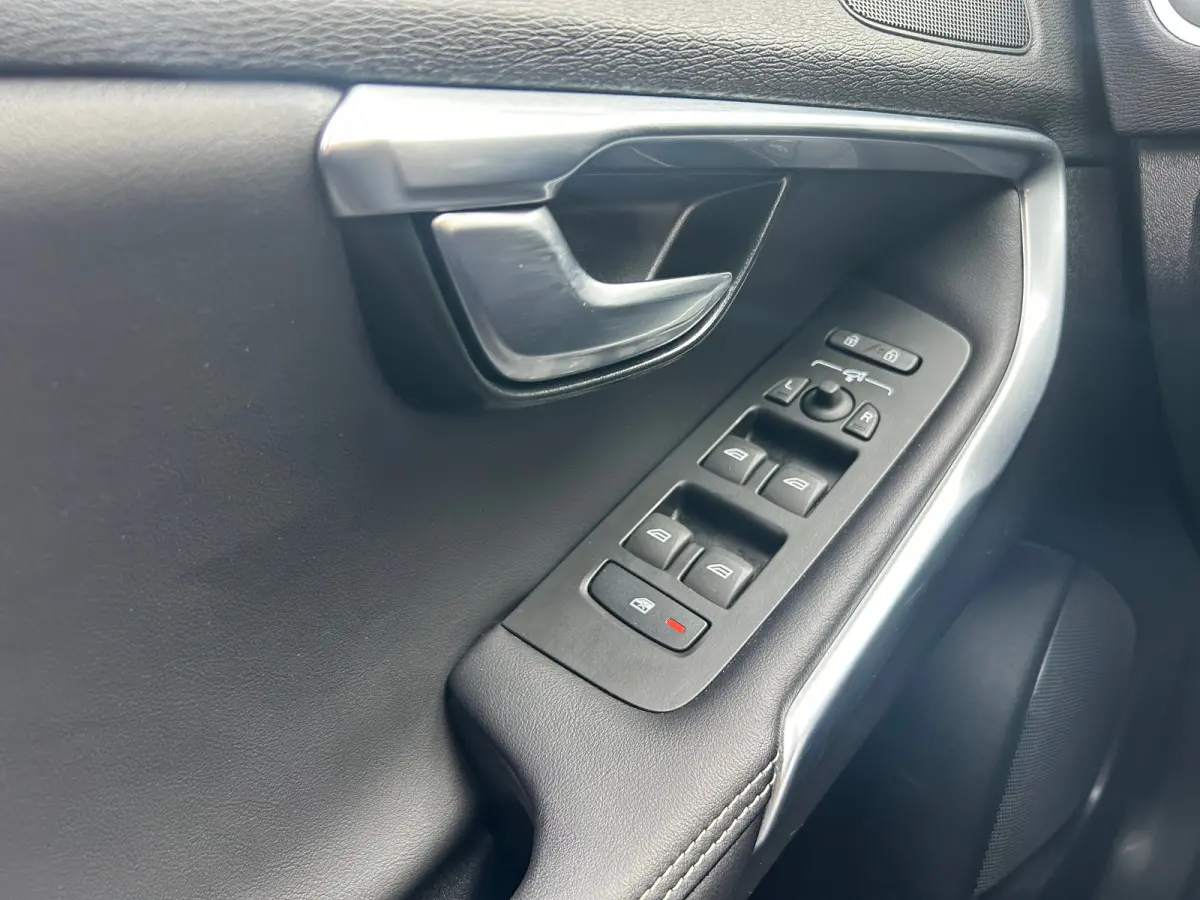 1.5 T3 Polar+ Sport | Trekhaak | Harman/Kardon | All-seasons | R-Design | Keyless entry | Stoelverwarming |