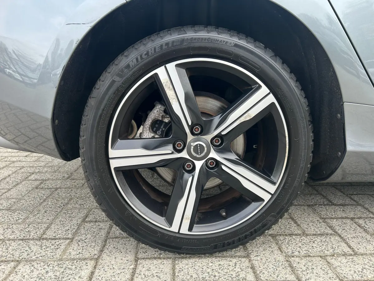 1.5 T3 Polar+ Sport | Trekhaak | Harman/Kardon | All-seasons | R-Design | Keyless entry | Stoelverwarming |
