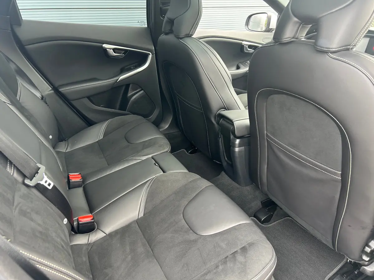 1.5 T3 Polar+ Sport | Trekhaak | Harman/Kardon | All-seasons | R-Design | Keyless entry | Stoelverwarming |
