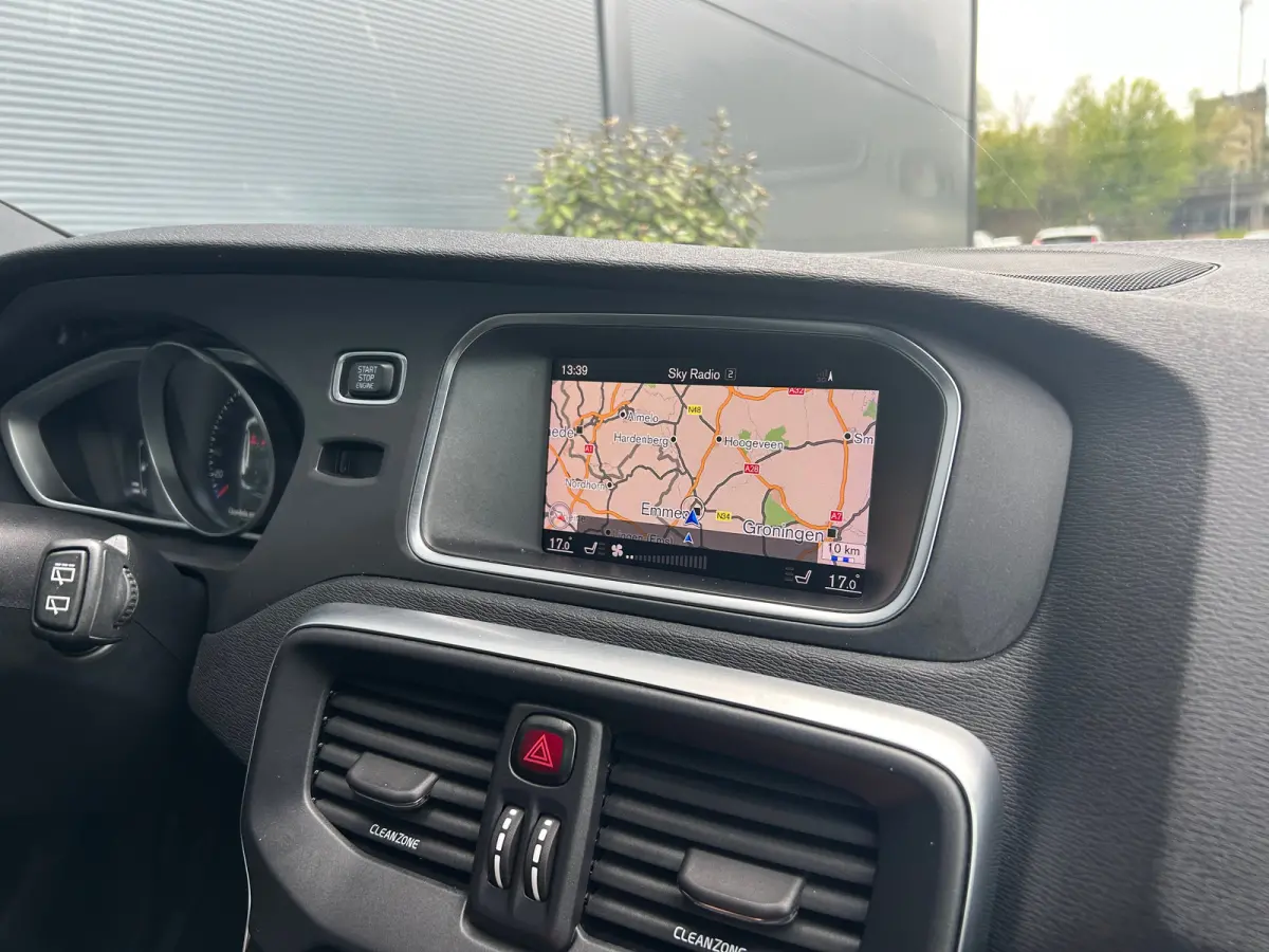 1.5 T3 Polar+ Sport | Trekhaak | Harman/Kardon | All-seasons | R-Design | Keyless entry | Stoelverwarming |