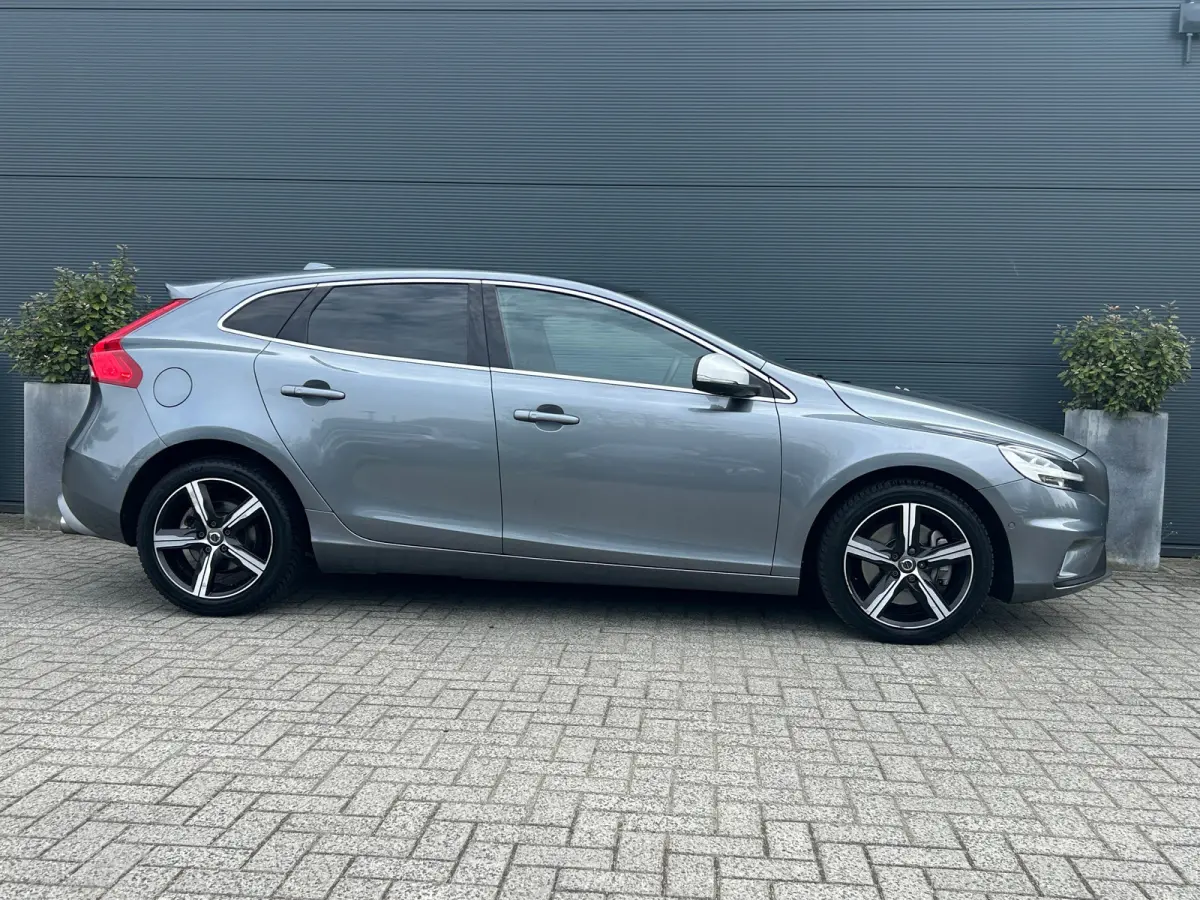 1.5 T3 Polar+ Sport | Trekhaak | Harman/Kardon | All-seasons | R-Design | Keyless entry | Stoelverwarming |
