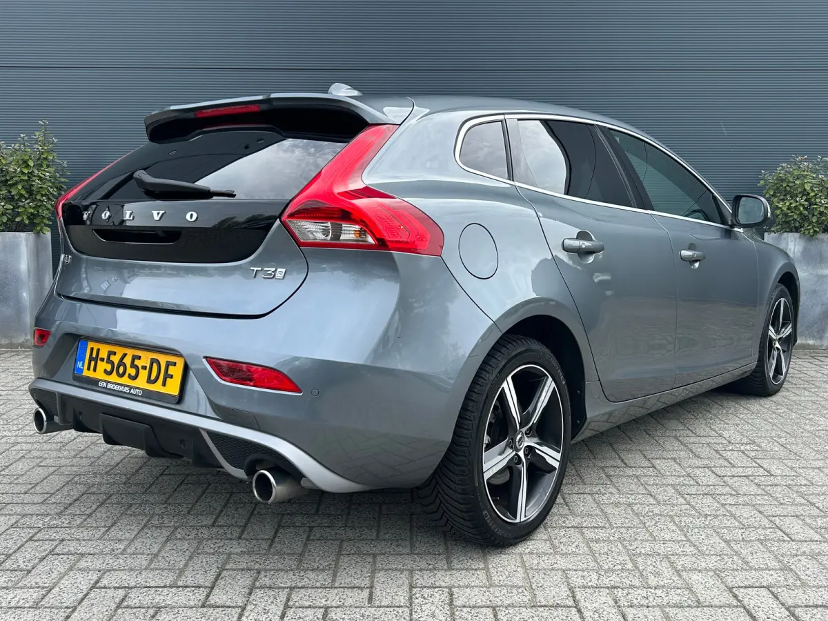 1.5 T3 Polar+ Sport | Trekhaak | Harman/Kardon | All-seasons | R-Design | Keyless entry | Stoelverwarming |