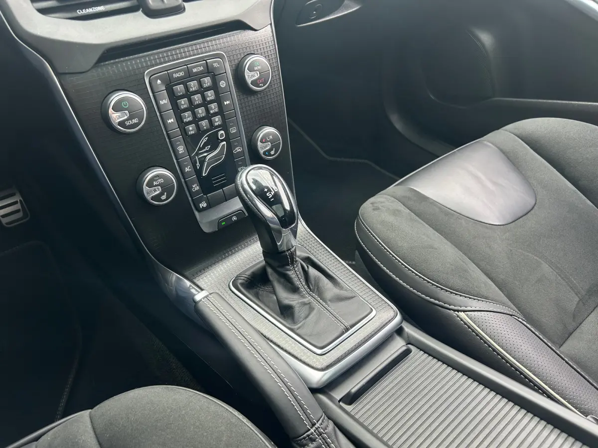 1.5 T3 Polar+ Sport | Trekhaak | Harman/Kardon | All-seasons | R-Design | Keyless entry | Stoelverwarming |