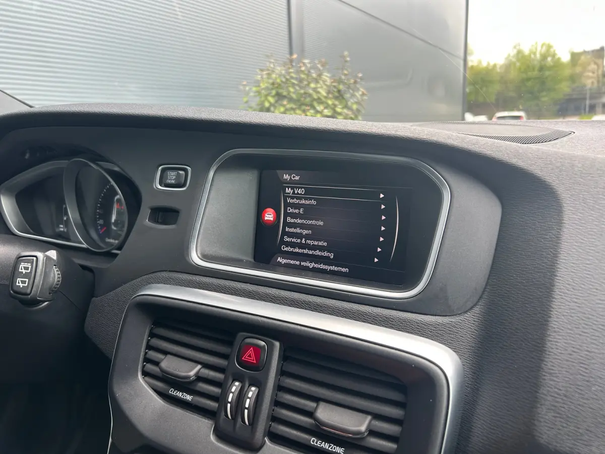 1.5 T3 Polar+ Sport | Trekhaak | Harman/Kardon | All-seasons | R-Design | Keyless entry | Stoelverwarming |