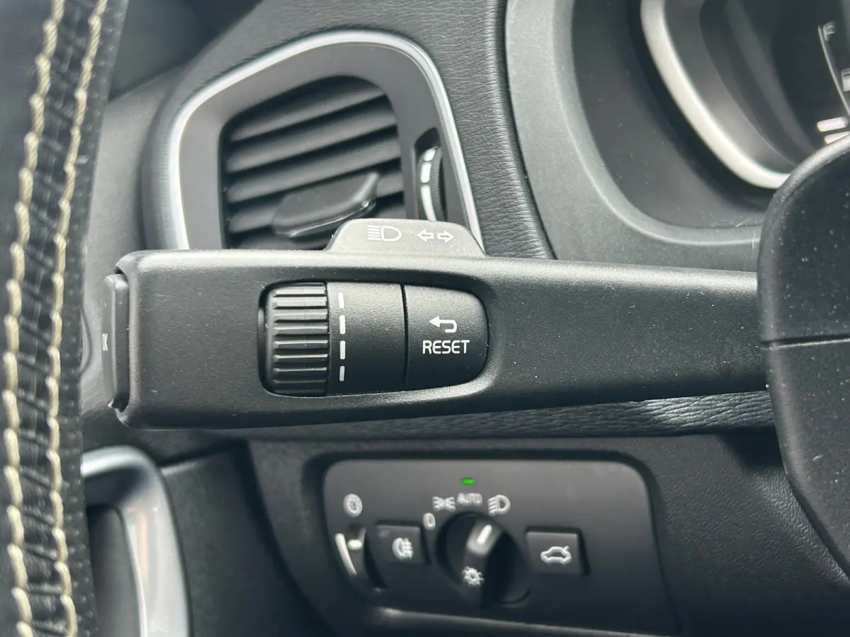 1.5 T3 Polar+ Sport | Trekhaak | Harman/Kardon | All-seasons | R-Design | Keyless entry | Stoelverwarming |
