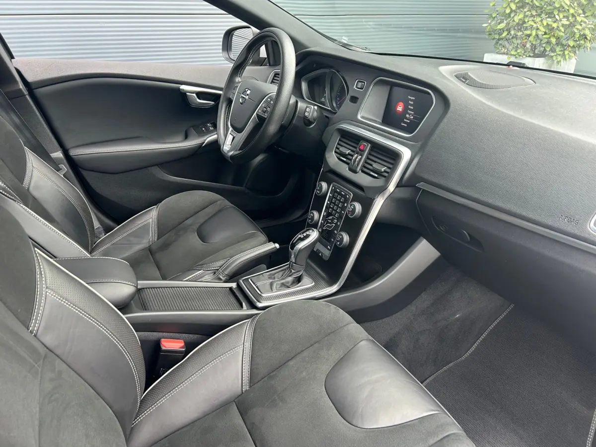 1.5 T3 Polar+ Sport | Trekhaak | Harman/Kardon | All-seasons | R-Design | Keyless entry | Stoelverwarming |