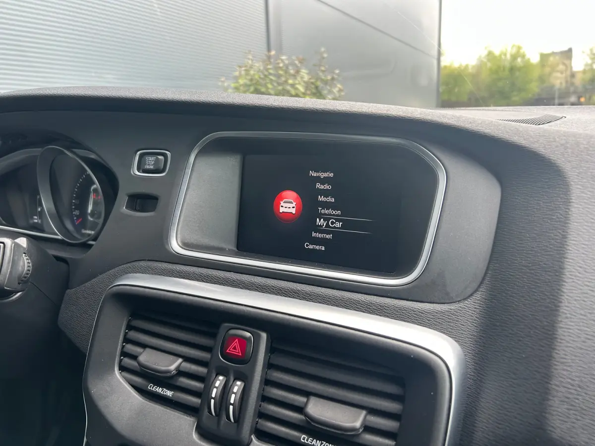 1.5 T3 Polar+ Sport | Trekhaak | Harman/Kardon | All-seasons | R-Design | Keyless entry | Stoelverwarming |