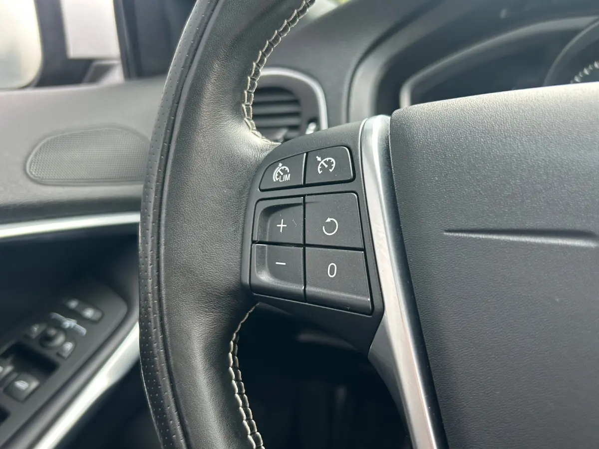 1.5 T3 Polar+ Sport | Trekhaak | Harman/Kardon | All-seasons | R-Design | Keyless entry | Stoelverwarming |