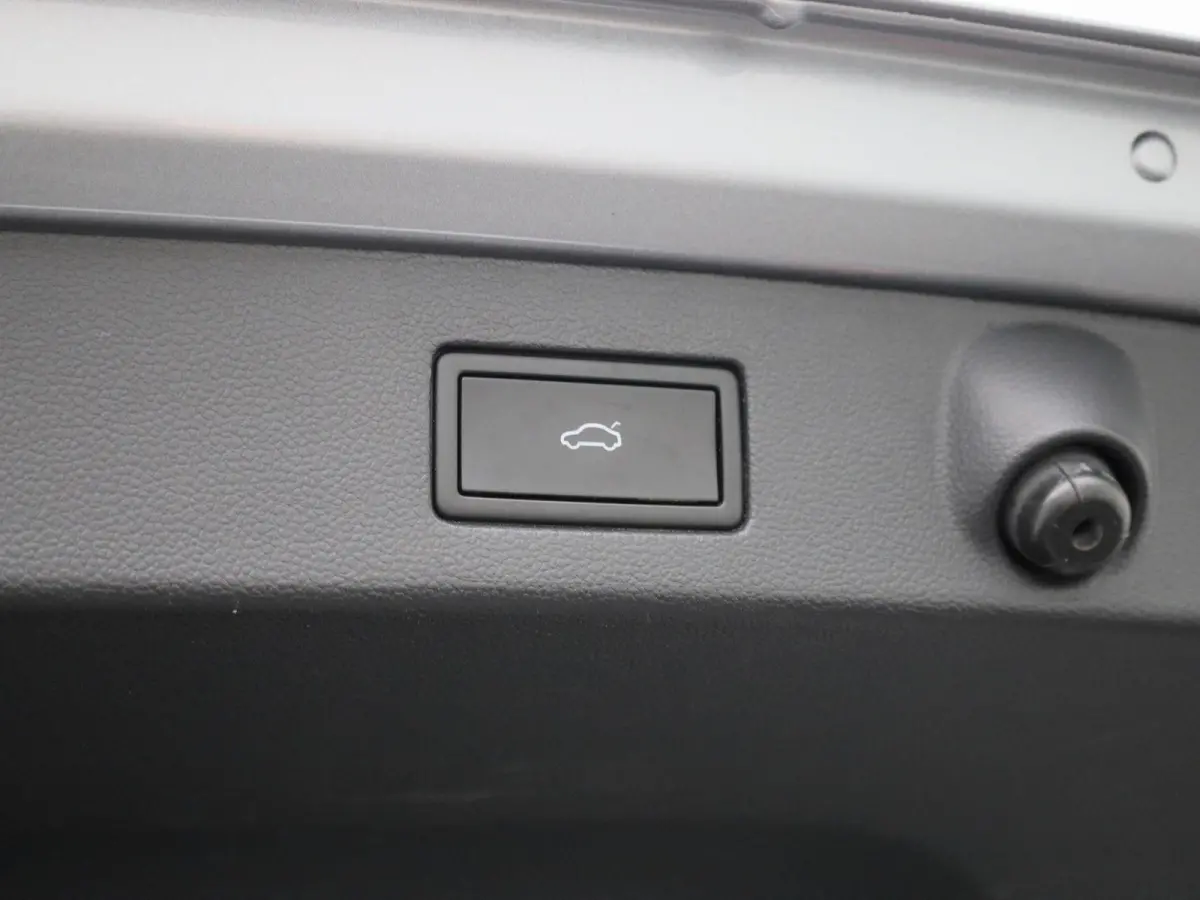 1.4 TSI eHybrid R-Line Business+ 218 PK| Dealeronderhouden | Trekhaak | Panoramadak | Leder Interieur | Voorstoelen Elekktrisch Met Geheugen | Achteruitrijcamera | Achterklep Elektrisch | Do