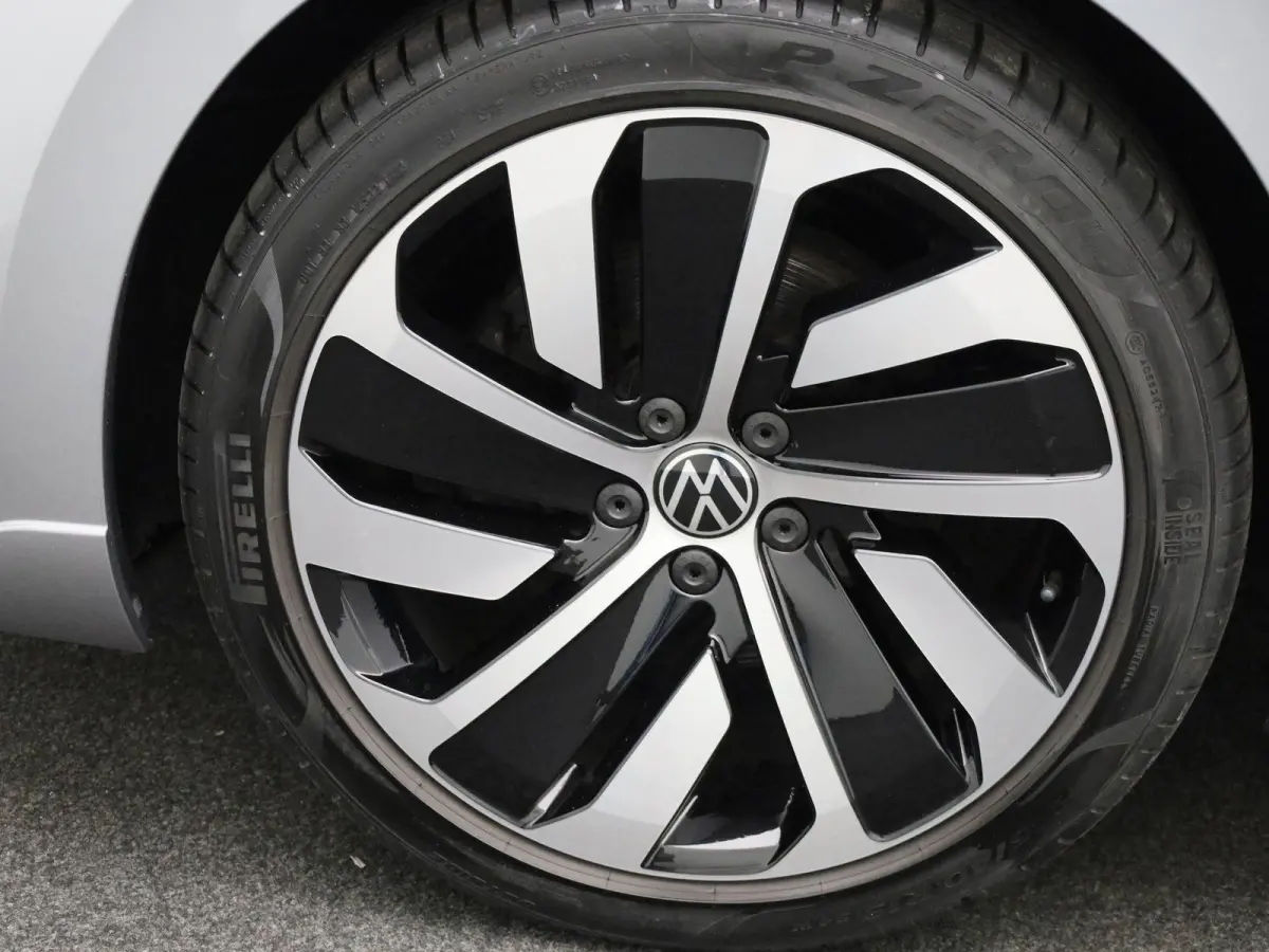 1.4 TSI eHybrid R-Line Business+ 218 PK| Dealeronderhouden | Trekhaak | Panoramadak | Leder Interieur | Voorstoelen Elekktrisch Met Geheugen | Achteruitrijcamera | Achterklep Elektrisch | Do