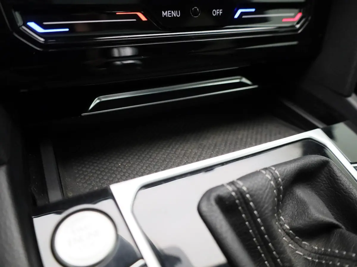 1.4 TSI eHybrid R-Line Business+ 218 PK| Dealeronderhouden | Trekhaak | Panoramadak | Leder Interieur | Voorstoelen Elekktrisch Met Geheugen | Achteruitrijcamera | Achterklep Elektrisch | Do