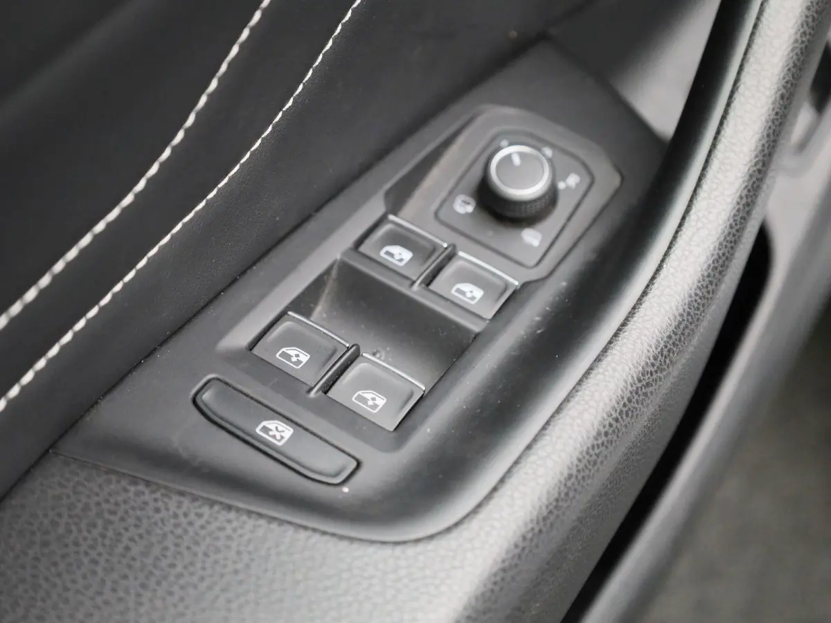 1.4 TSI eHybrid R-Line Business+ 218 PK| Dealeronderhouden | Trekhaak | Panoramadak | Leder Interieur | Voorstoelen Elekktrisch Met Geheugen | Achteruitrijcamera | Achterklep Elektrisch | Do