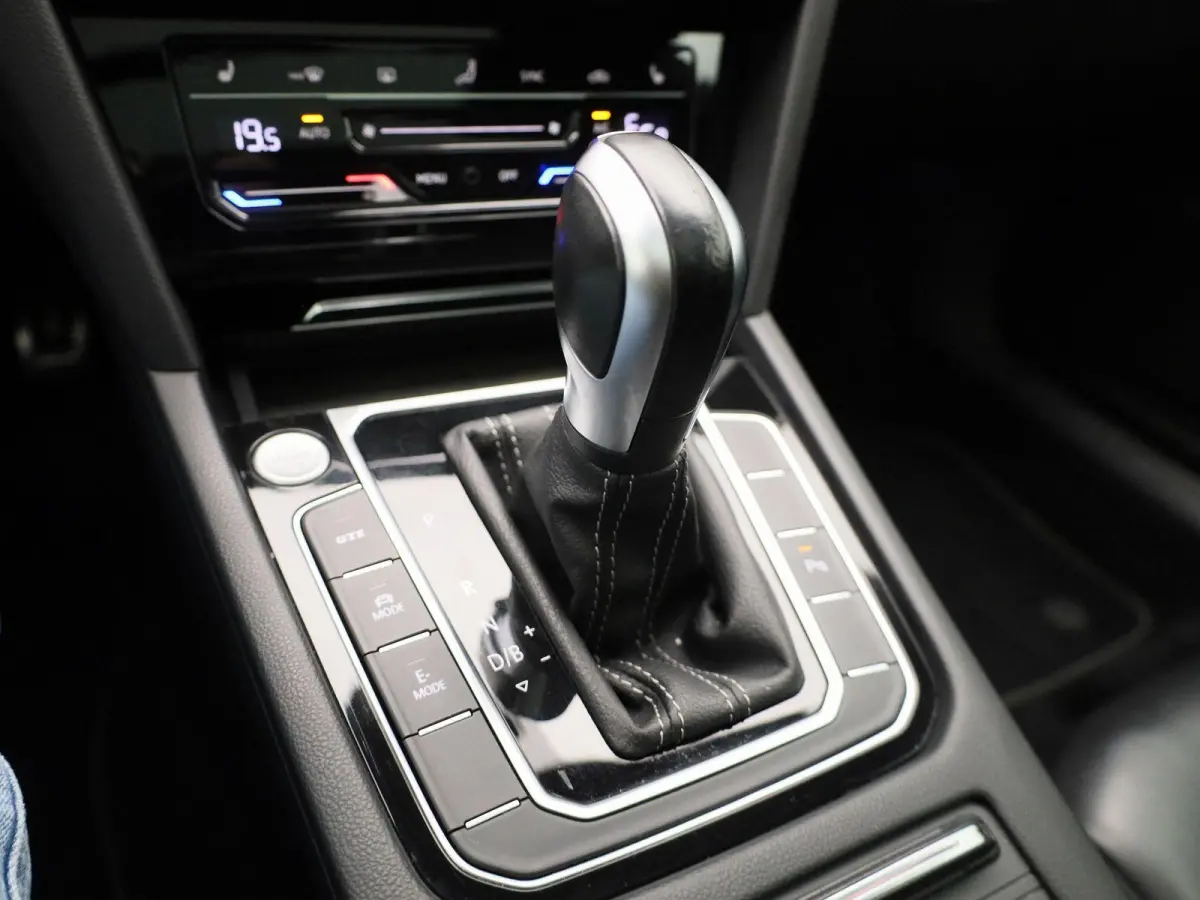 1.4 TSI eHybrid R-Line Business+ 218 PK| Dealeronderhouden | Trekhaak | Panoramadak | Leder Interieur | Voorstoelen Elekktrisch Met Geheugen | Achteruitrijcamera | Achterklep Elektrisch | Do