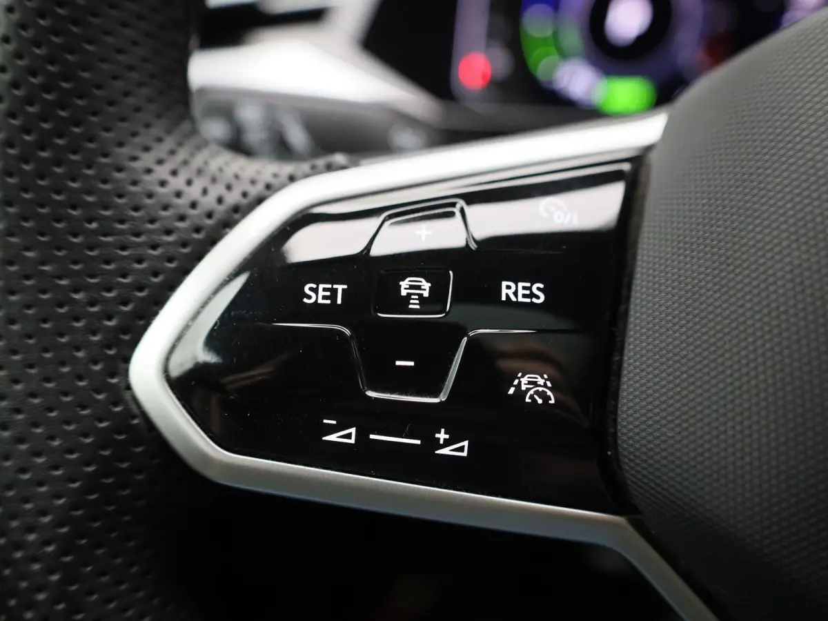 1.4 TSI eHybrid R-Line Business+ 218 PK| Dealeronderhouden | Trekhaak | Panoramadak | Leder Interieur | Voorstoelen Elekktrisch Met Geheugen | Achteruitrijcamera | Achterklep Elektrisch | Do