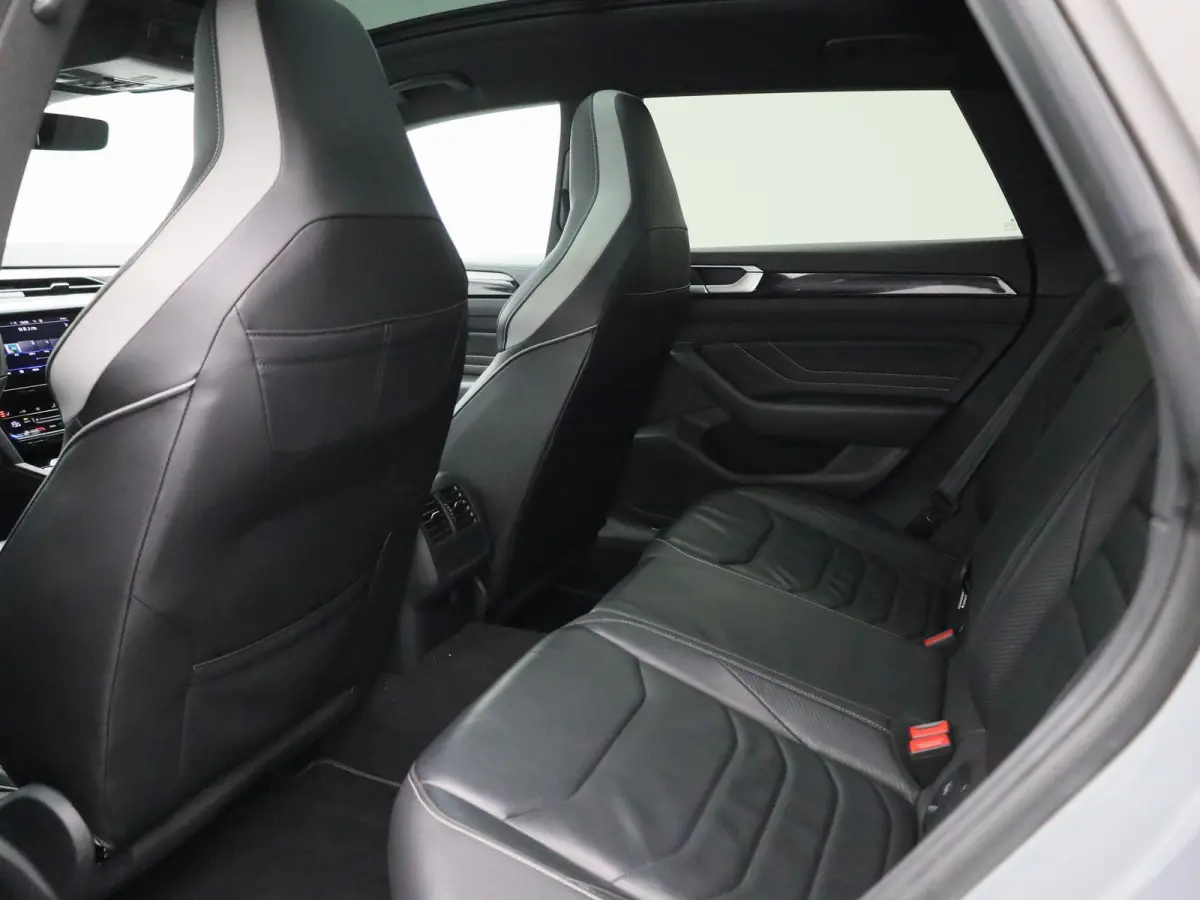 1.4 TSI eHybrid R-Line Business+ 218 PK| Dealeronderhouden | Trekhaak | Panoramadak | Leder Interieur | Voorstoelen Elekktrisch Met Geheugen | Achteruitrijcamera | Achterklep Elektrisch | Do
