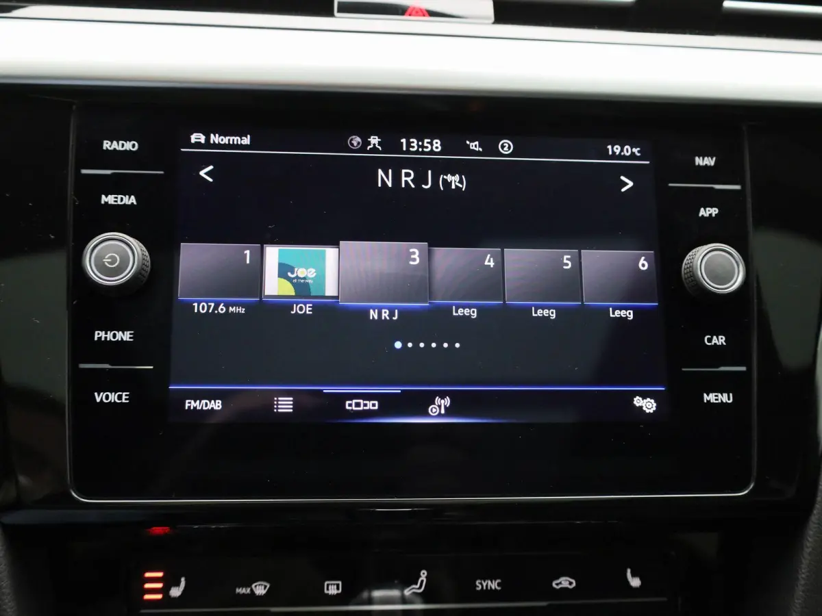 1.4 TSI eHybrid R-Line Business+ 218 PK| Dealeronderhouden | Trekhaak | Panoramadak | Leder Interieur | Voorstoelen Elekktrisch Met Geheugen | Achteruitrijcamera | Achterklep Elektrisch | Do