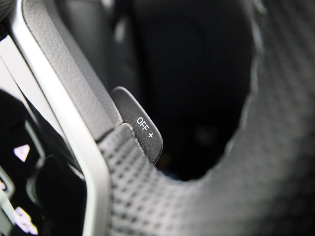 1.4 TSI eHybrid R-Line Business+ 218 PK| Dealeronderhouden | Trekhaak | Panoramadak | Leder Interieur | Voorstoelen Elekktrisch Met Geheugen | Achteruitrijcamera | Achterklep Elektrisch | Do