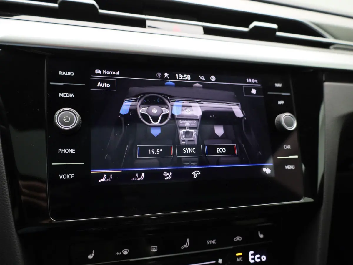 1.4 TSI eHybrid R-Line Business+ 218 PK| Dealeronderhouden | Trekhaak | Panoramadak | Leder Interieur | Voorstoelen Elekktrisch Met Geheugen | Achteruitrijcamera | Achterklep Elektrisch | Do