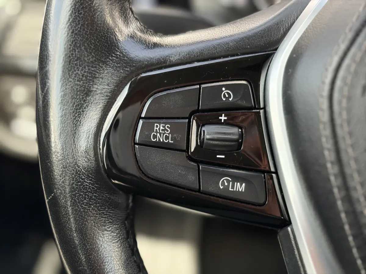 520i High Executive 184pk | Sport Line | Bluetooth | Elektrisch bedienbare achterklep | LED koplampen | Lederen bekleding | Navigatiesysteem full map | Voorstoelen verwarmd | Trekhaak elektr