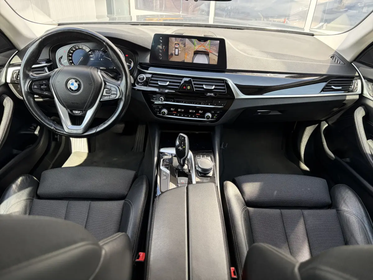 520i High Executive 184pk | Sport Line | Bluetooth | Elektrisch bedienbare achterklep | LED koplampen | Lederen bekleding | Navigatiesysteem full map | Voorstoelen verwarmd | Trekhaak elektr