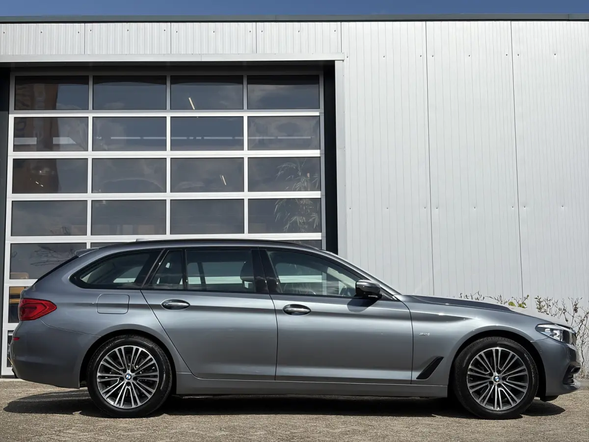 520i High Executive 184pk | Sport Line | Bluetooth | Elektrisch bedienbare achterklep | LED koplampen | Lederen bekleding | Navigatiesysteem full map | Voorstoelen verwarmd | Trekhaak elektr