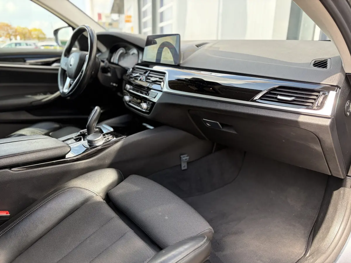 520i High Executive 184pk | Sport Line | Bluetooth | Elektrisch bedienbare achterklep | LED koplampen | Lederen bekleding | Navigatiesysteem full map | Voorstoelen verwarmd | Trekhaak elektr