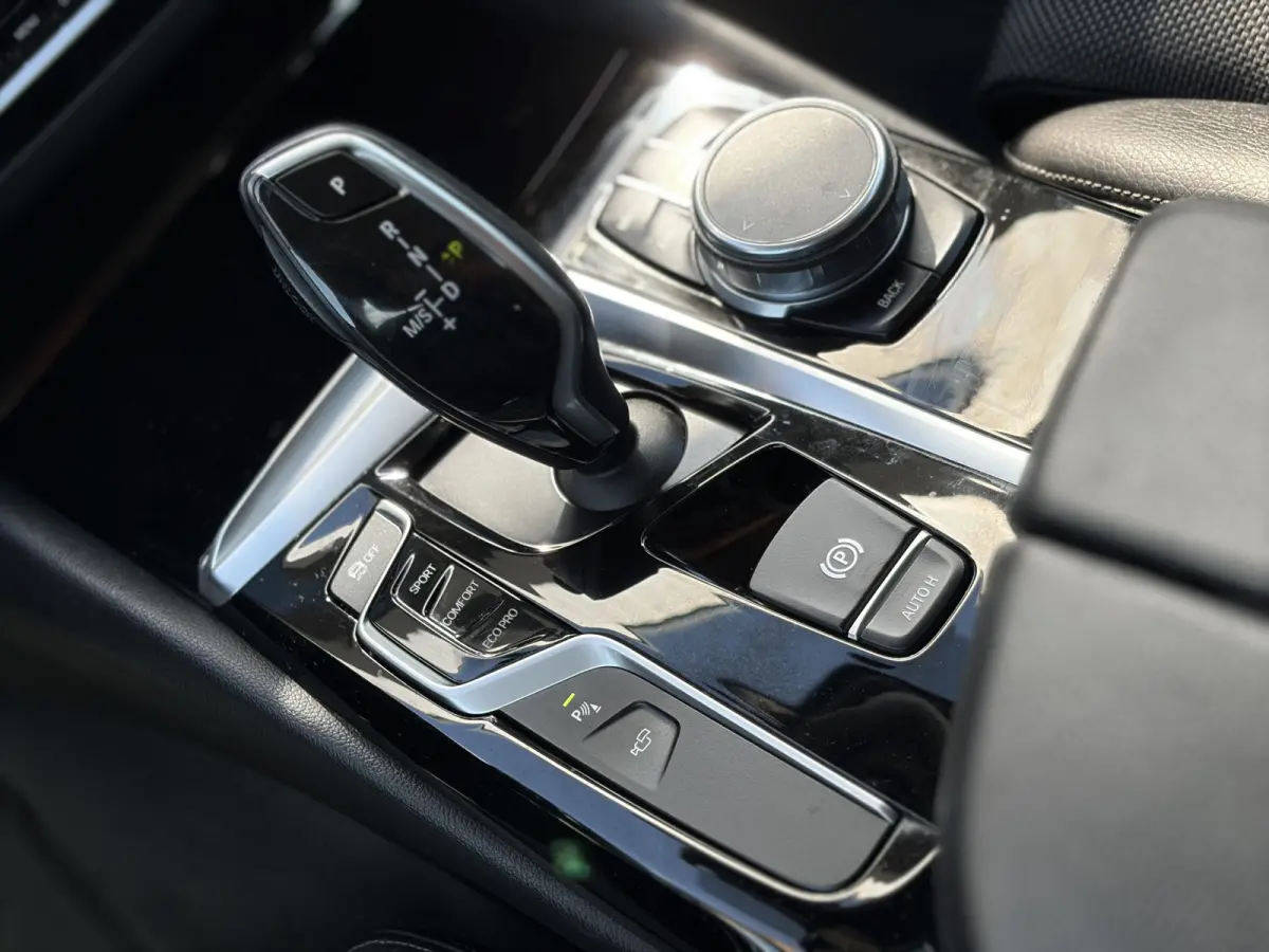 520i High Executive 184pk | Sport Line | Bluetooth | Elektrisch bedienbare achterklep | LED koplampen | Lederen bekleding | Navigatiesysteem full map | Voorstoelen verwarmd | Trekhaak elektr