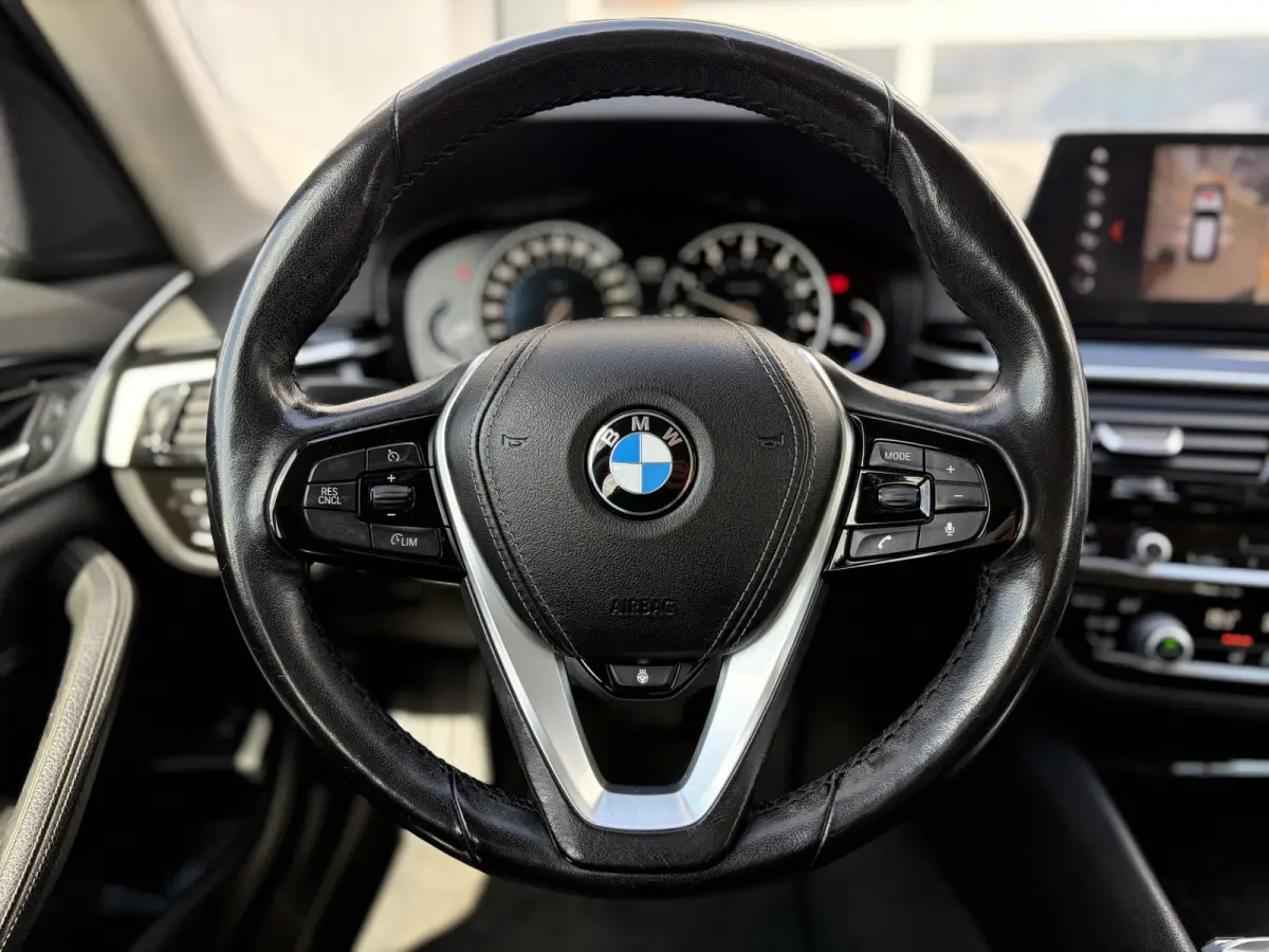 520i High Executive 184pk | Sport Line | Bluetooth | Elektrisch bedienbare achterklep | LED koplampen | Lederen bekleding | Navigatiesysteem full map | Voorstoelen verwarmd | Trekhaak elektr