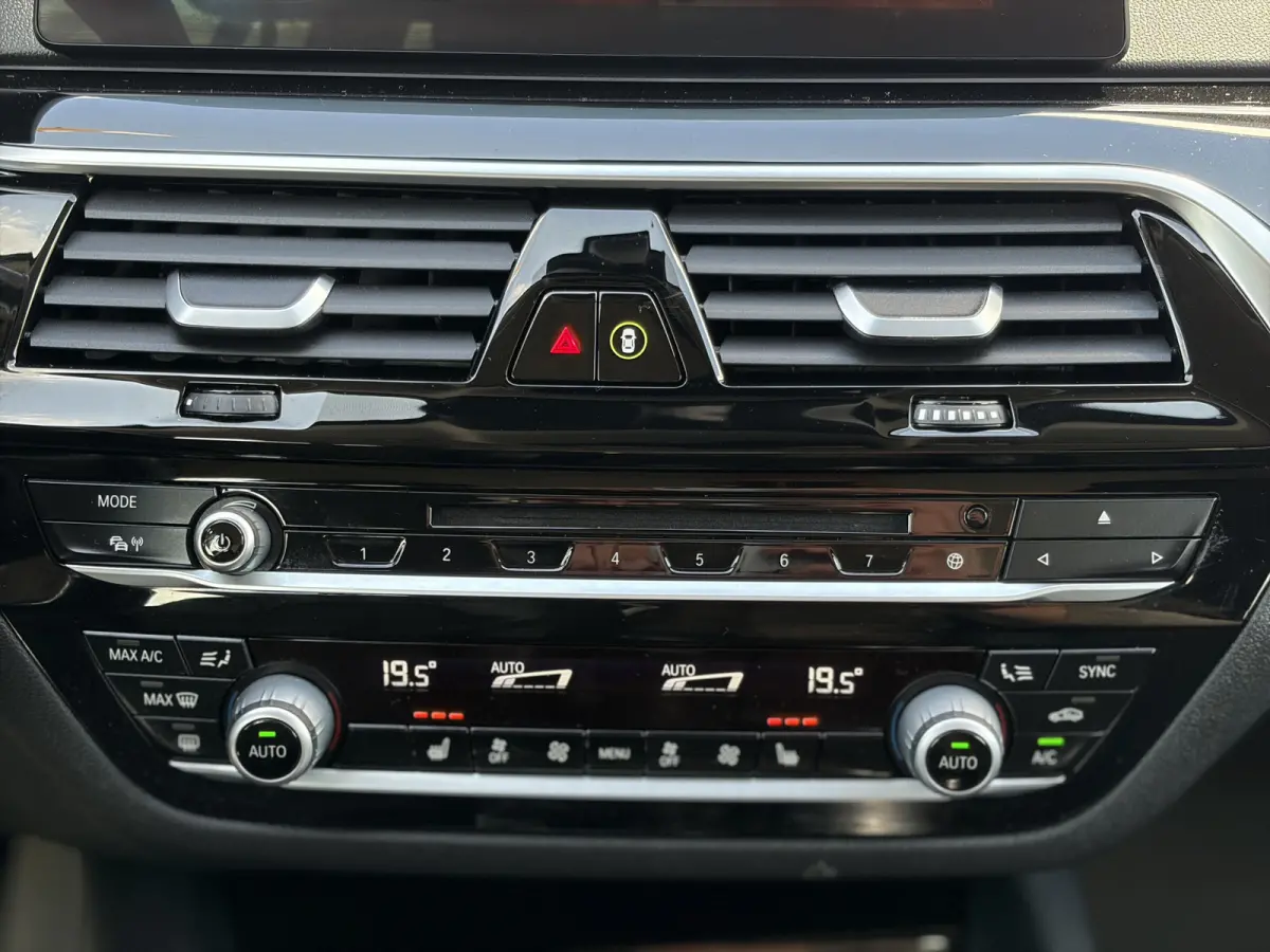 520i High Executive 184pk | Sport Line | Bluetooth | Elektrisch bedienbare achterklep | LED koplampen | Lederen bekleding | Navigatiesysteem full map | Voorstoelen verwarmd | Trekhaak elektr