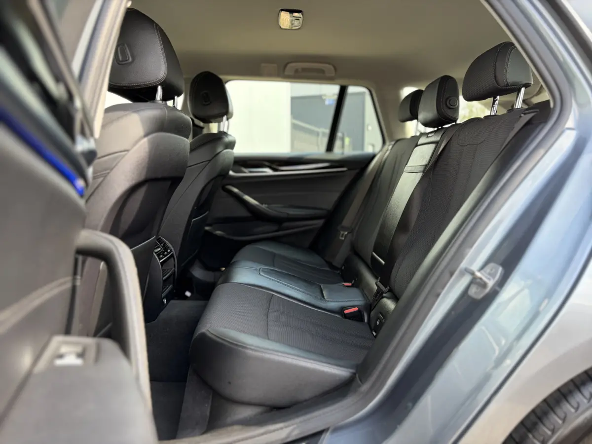 520i High Executive 184pk | Sport Line | Bluetooth | Elektrisch bedienbare achterklep | LED koplampen | Lederen bekleding | Navigatiesysteem full map | Voorstoelen verwarmd | Trekhaak elektr