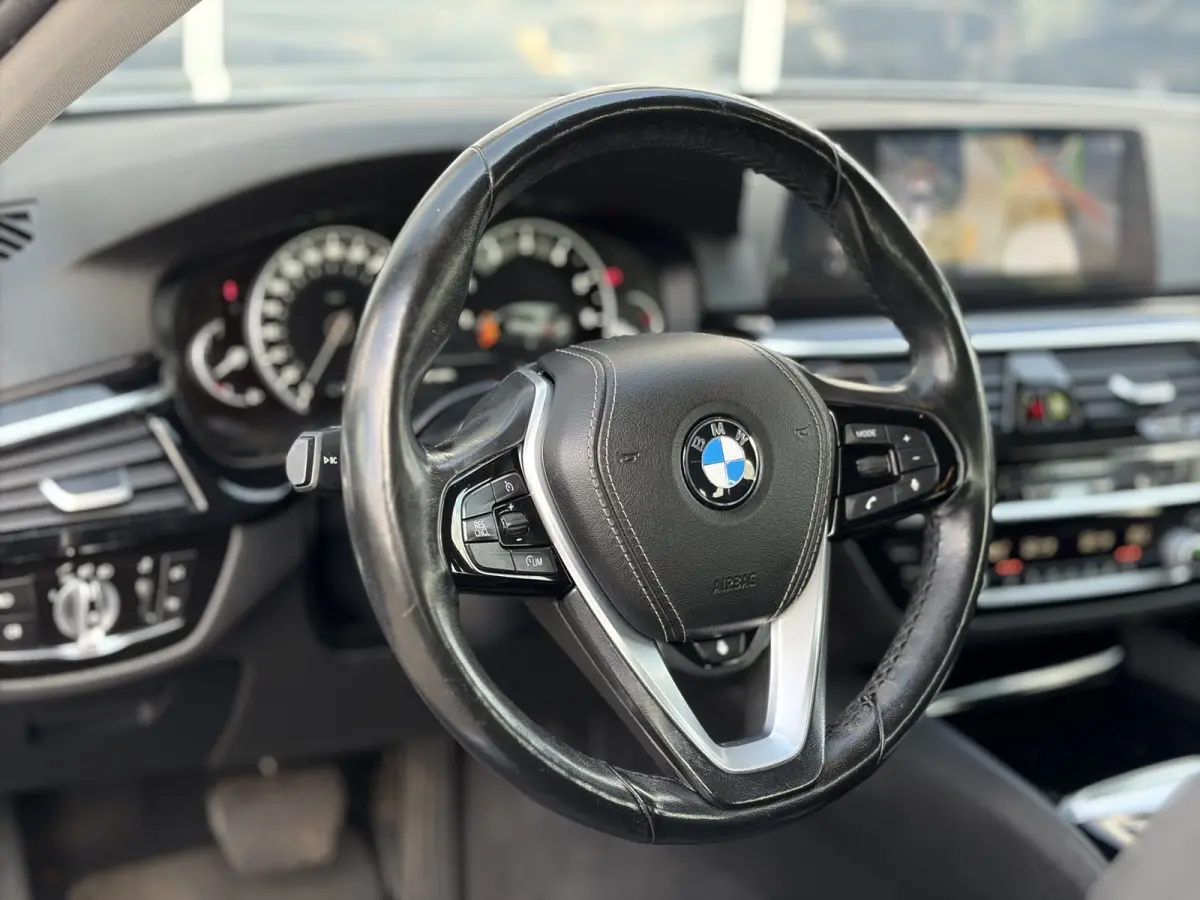 520i High Executive 184pk | Sport Line | Bluetooth | Elektrisch bedienbare achterklep | LED koplampen | Lederen bekleding | Navigatiesysteem full map | Voorstoelen verwarmd | Trekhaak elektr