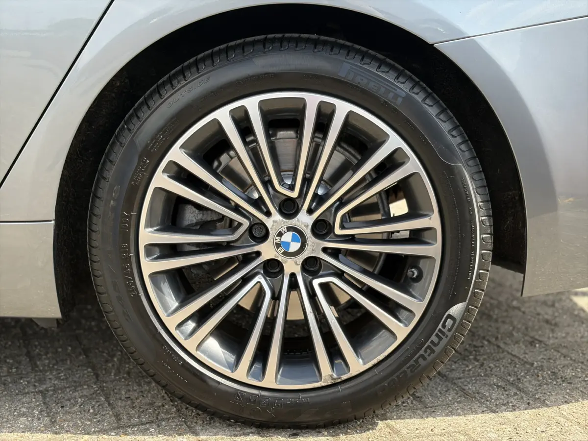 520i High Executive 184pk | Sport Line | Bluetooth | Elektrisch bedienbare achterklep | LED koplampen | Lederen bekleding | Navigatiesysteem full map | Voorstoelen verwarmd | Trekhaak elektr