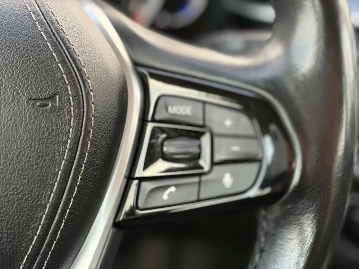 520i High Executive 184pk | Sport Line | Bluetooth | Elektrisch bedienbare achterklep | LED koplampen | Lederen bekleding | Navigatiesysteem full map | Voorstoelen verwarmd | Trekhaak elektr