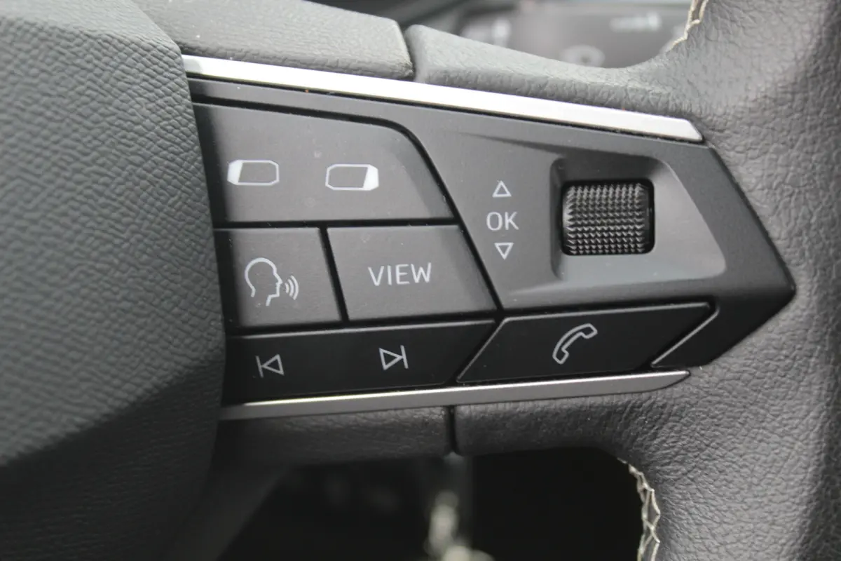 1.0 TSI FR Business Connect Stoelverwarming l Achteruitrij camera l PDC l Applecarplay/ Android auto