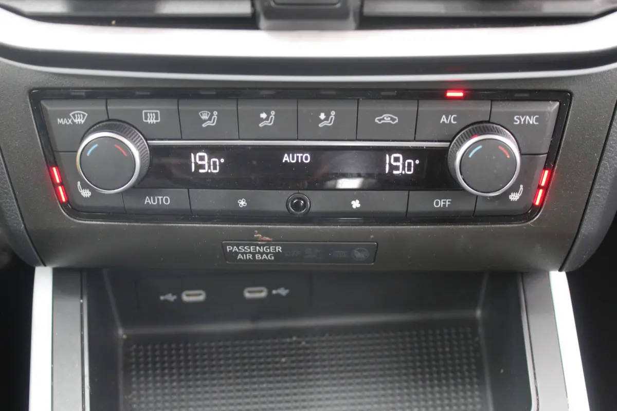 1.0 TSI FR Business Connect Stoelverwarming l Achteruitrij camera l PDC l Applecarplay/ Android auto
