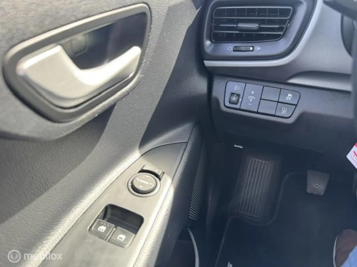 1.0 T-GDI Dynamic 17 inch velgen & banden , Prive glas , Navigatie , Bluetooth Priveglas , Electrische ramen & Spiegels , Parkeerhulp achter Two Tone , Gray - Orange