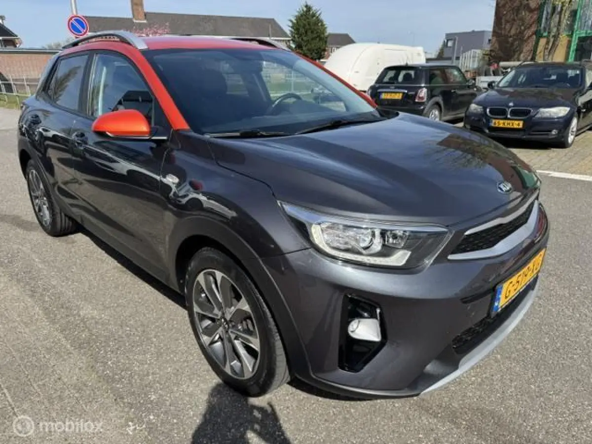 1.0 T-GDI Dynamic 17 inch velgen & banden , Prive glas , Navigatie , Bluetooth Priveglas , Electrische ramen & Spiegels , Parkeerhulp achter Two Tone , Gray - Orange