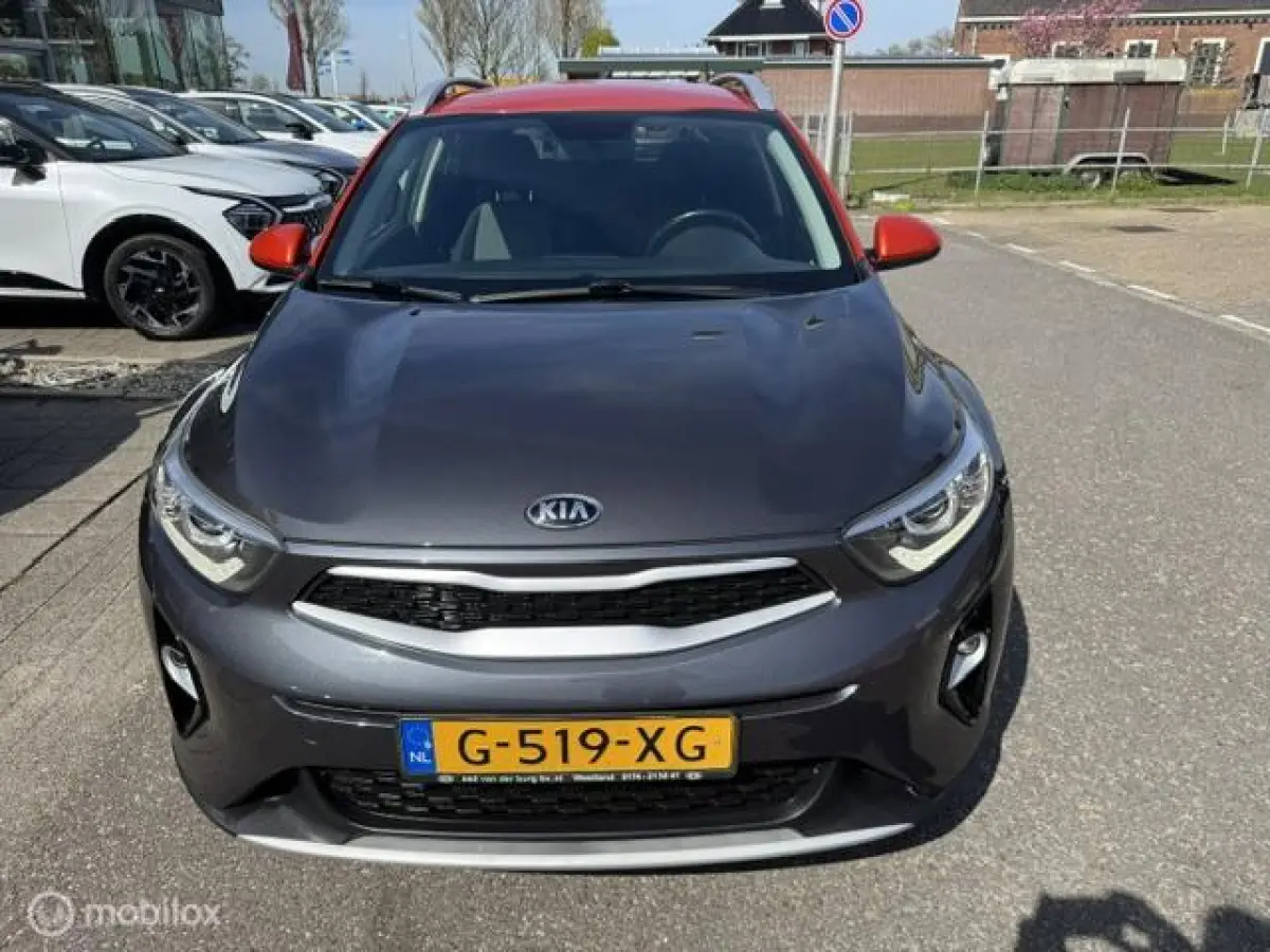 1.0 T-GDI Dynamic 17 inch velgen & banden , Prive glas , Navigatie , Bluetooth Priveglas , Electrische ramen & Spiegels , Parkeerhulp achter Two Tone , Gray - Orange