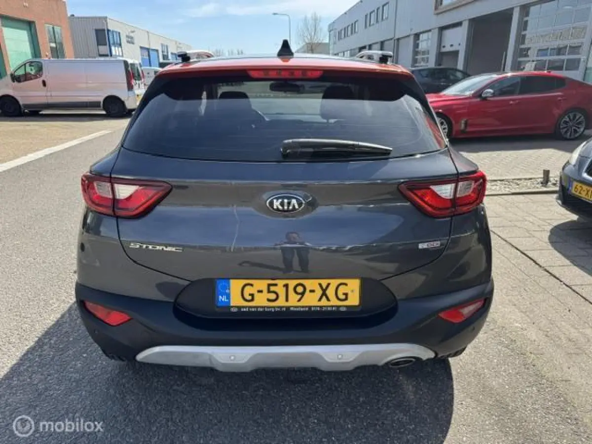 1.0 T-GDI Dynamic 17 inch velgen & banden , Prive glas , Navigatie , Bluetooth Priveglas , Electrische ramen & Spiegels , Parkeerhulp achter Two Tone , Gray - Orange