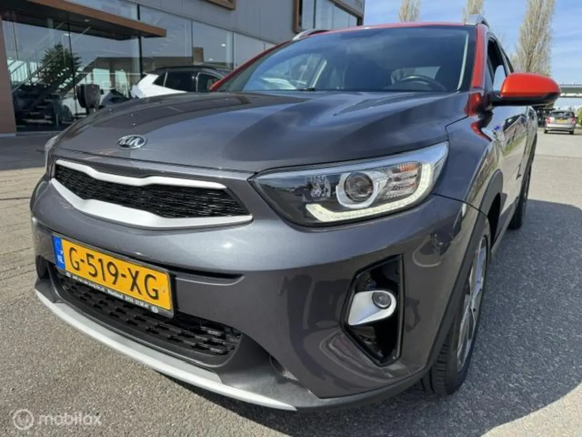 1.0 T-GDI Dynamic 17 inch velgen & banden , Prive glas , Navigatie , Bluetooth Priveglas , Electrische ramen & Spiegels , Parkeerhulp achter Two Tone , Gray - Orange