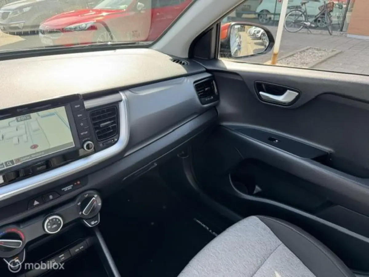 1.0 T-GDI Dynamic 17 inch velgen & banden , Prive glas , Navigatie , Bluetooth Priveglas , Electrische ramen & Spiegels , Parkeerhulp achter Two Tone , Gray - Orange
