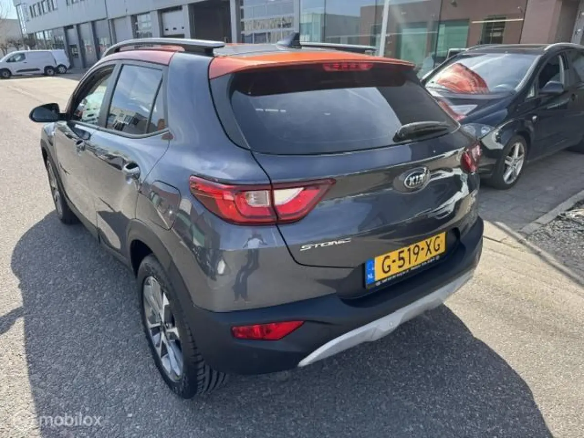 1.0 T-GDI Dynamic 17 inch velgen & banden , Prive glas , Navigatie , Bluetooth Priveglas , Electrische ramen & Spiegels , Parkeerhulp achter Two Tone , Gray - Orange