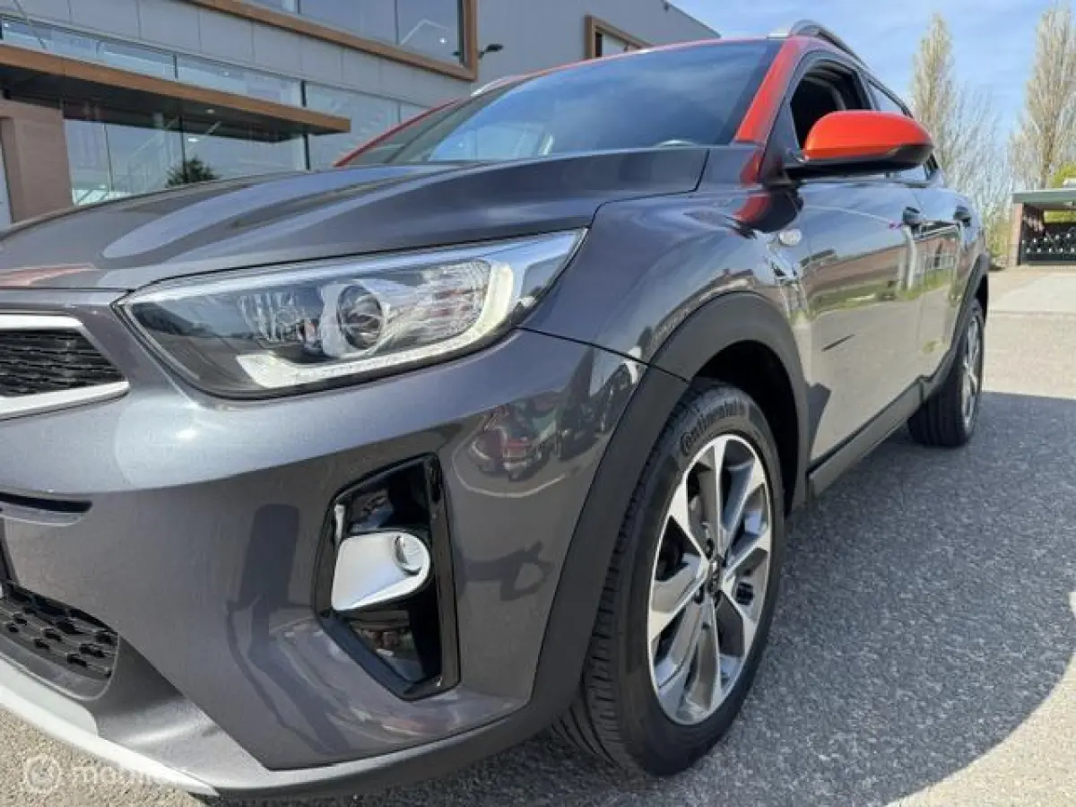 1.0 T-GDI Dynamic 17 inch velgen & banden , Prive glas , Navigatie , Bluetooth Priveglas , Electrische ramen & Spiegels , Parkeerhulp achter Two Tone , Gray - Orange