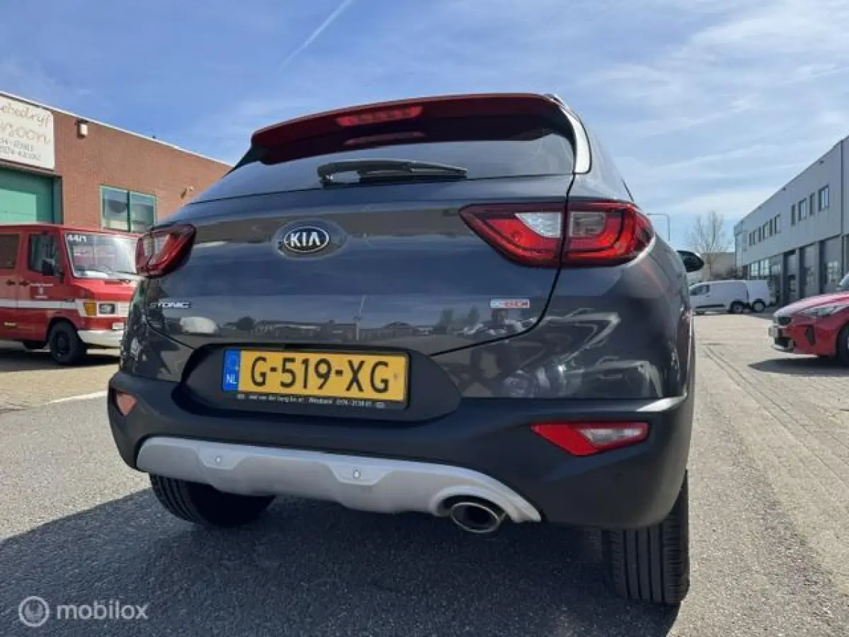 1.0 T-GDI Dynamic 17 inch velgen & banden , Prive glas , Navigatie , Bluetooth Priveglas , Electrische ramen & Spiegels , Parkeerhulp achter Two Tone , Gray - Orange