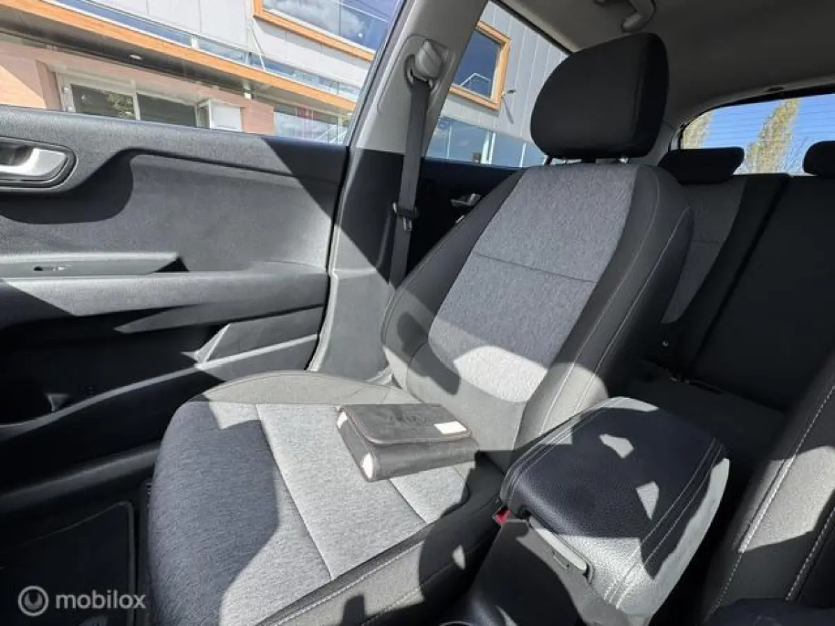 1.0 T-GDI DynamicLine 17 inch velgen , Navigatie & Achteruit rij camera , Bluetooth Priveglas , Electrische ramen en spiegels , Parkeerhulp achter, Two tone Gray - Orange