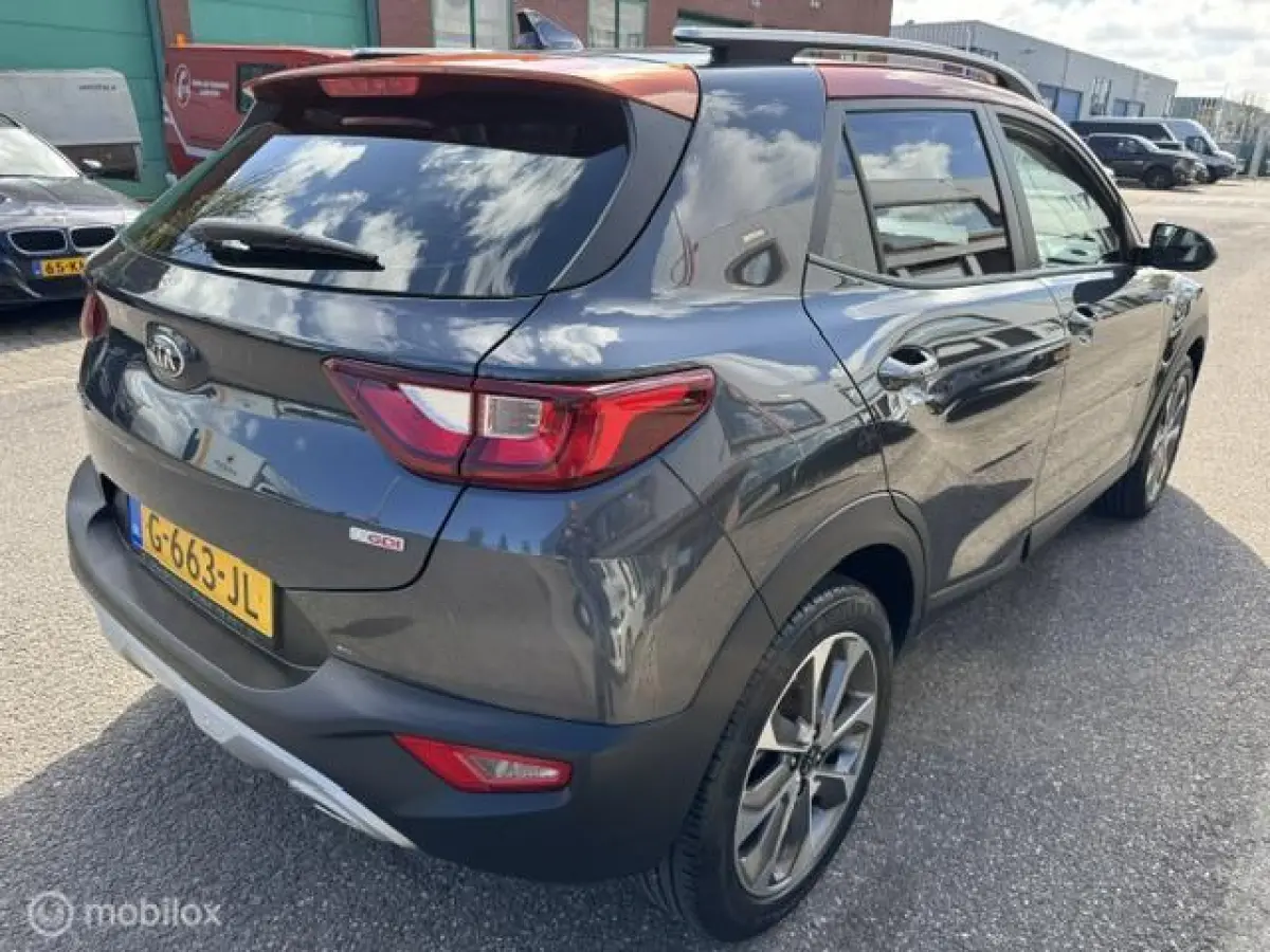 1.0 T-GDI DynamicLine 17 inch velgen , Navigatie & Achteruit rij camera , Bluetooth Priveglas , Electrische ramen en spiegels , Parkeerhulp achter, Two tone Gray - Orange