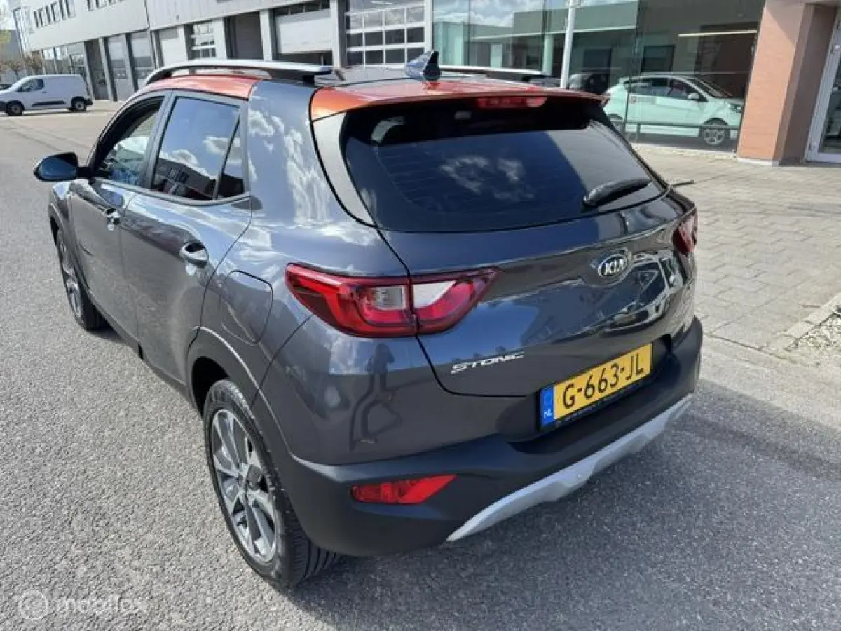 1.0 T-GDI DynamicLine 17 inch velgen , Navigatie & Achteruit rij camera , Bluetooth Priveglas , Electrische ramen en spiegels , Parkeerhulp achter, Two tone Gray - Orange