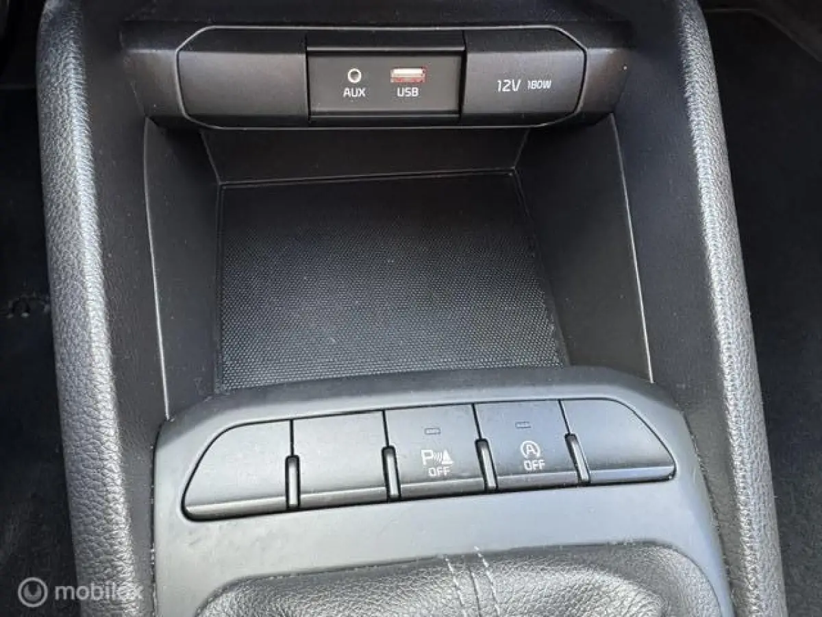 1.0 T-GDI DynamicLine 17 inch velgen , Navigatie & Achteruit rij camera , Bluetooth Priveglas , Electrische ramen en spiegels , Parkeerhulp achter, Two tone Gray - Orange