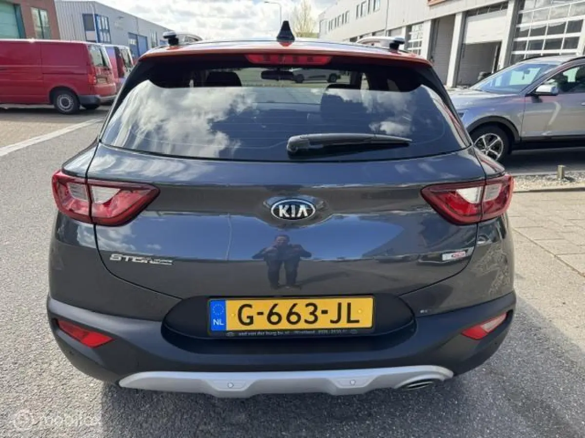 1.0 T-GDI DynamicLine 17 inch velgen , Navigatie & Achteruit rij camera , Bluetooth Priveglas , Electrische ramen en spiegels , Parkeerhulp achter, Two tone Gray - Orange