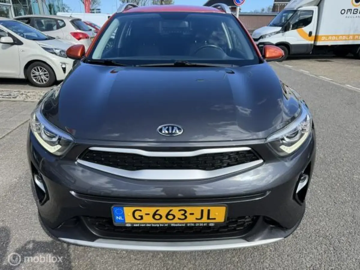 1.0 T-GDI DynamicLine 17 inch velgen , Navigatie & Achteruit rij camera , Bluetooth Priveglas , Electrische ramen en spiegels , Parkeerhulp achter, Two tone Gray - Orange